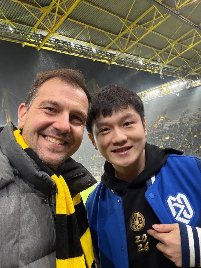樊振东与老大哥、德国乒坛传奇再赴两年之约，相约德甲足球豪门主场，还获赠特殊球衣